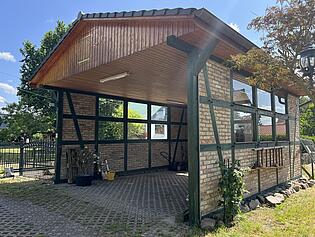 Geräumiges Carport mit einer Durchfahrtshöhe von 3,20 m
