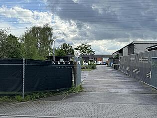 Von der Strassenseite