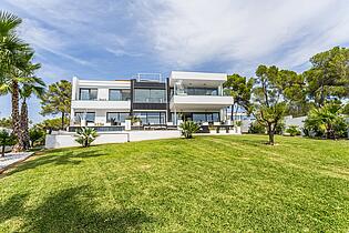 Sea view estate in Mallorca for sale in Cala Vinyas