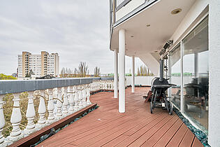 Großer Balkon zum Grillen und Sonnen