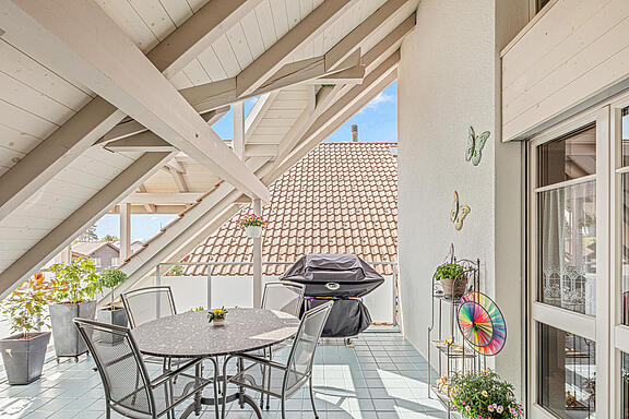 KZO00073H Naturnah, gepflegt und grosszügig - 5.5 Zimmer Familienwohnung - gedeckte Terrasse KZO00073H Naturnah, gepflegt und grosszügig - 5.5 Zimmer Familienwohnung - gedeckte Terrasse