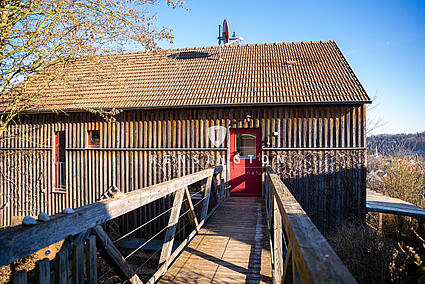 Über eine eigene Brücke zum Haus