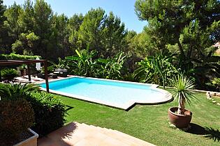 Pool und Garten in Villa Cala Vinyas