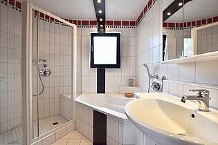 Bad en suite mit Wanne und Dusche