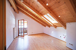 Kinderzimmer mit Balkon im OG