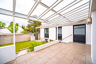 Geräumige Terrasse zum Garten