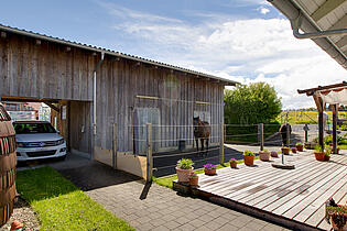 Sitzplatz mit Blick auf den Stall