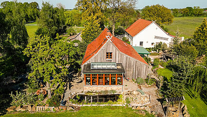 Blick auf Haupthaus und Scheune