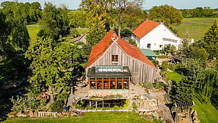 Blick auf Haupthaus und Scheune