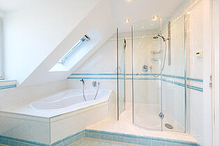 helles Badezimmer DG