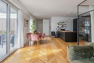 Blick zum Esssbereich und Balkon