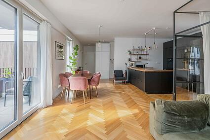 Blick zum Esssbereich und Balkon