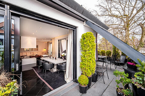 Große, umlaufende Terrasse Große, umlaufende Terrasse
