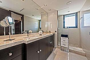 Master bathroom 1st floor