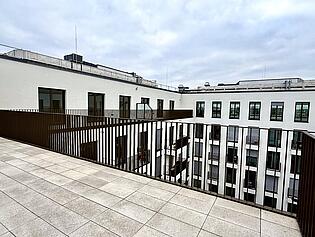 Terrasse mit Blick in den gärtnerischen Innengarten