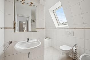 Bad mit Wanne und Dusche in der unteren Etage