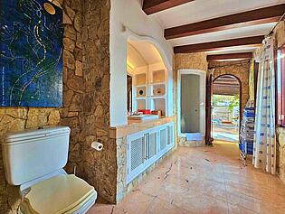 24 - Bathroom1