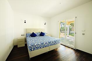 Schlafzimmer mit Holzboden im neu gebauten Luxus-Villa mit Meerblick in Sol de Mallorca