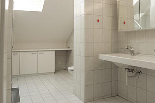 KZO00025 Charmante 3.5 Zimmer Dachwohnung in Siebnen Familienbad mit Doppellavabo