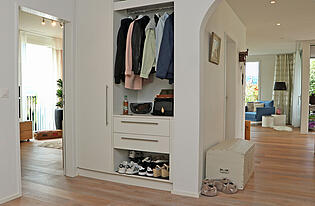 Entrée mit Einbaugarderobe
