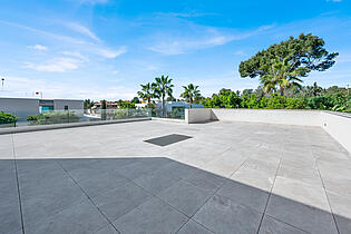 Large terrace in a villa for sale KPO01730