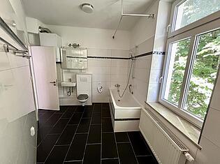 Badezimmer mit Fenster