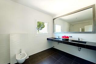 Modernes Badezimmer in neue Villa in Sol de Mallorca
