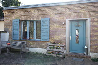 Hauseingang mit kleiner Terrasse