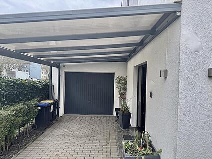 Einfahrt und Haustüre