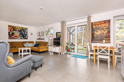 Wohnzimmer mit Blick in den Garten