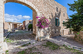 Manor house with views in Binissalem, Mallorca - grounds