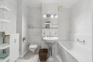 Apartment Badezimmer mit Badewanne