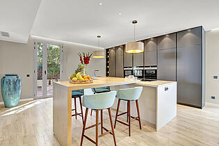 Bright and stylish kitchen