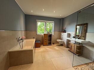 Badezimmer mit Badewanne