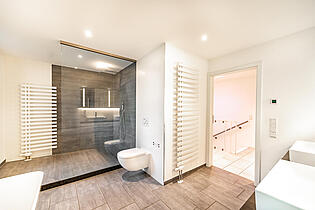 Großes Badezimmer mit Regendusche