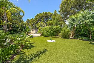 Considerable and trimmed garden in villa for sale Magaluf Mallorca