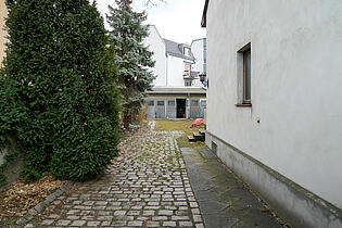 Einfahrt mit Tor
