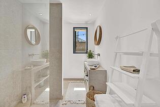 Suit bathroom: Guest bedroom