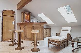 Weitläufiger Wellnessbereich mit Sauna, Whirlpool und Solarium