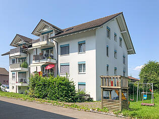 KZO00025 Charmante 3.5 Zimmer Dachwohnung in Siebnen Aussenansicht