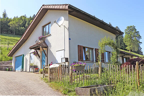 KZO00014 4.5 Zimmer Einfamilienhaus in Bäretswil - Hauptansicht Südwest KZO00014 4.5 Zimmer Einfamilienhaus in Bäretswil - Hauptansicht Südwest