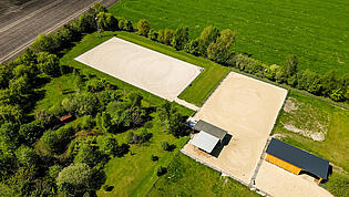 Reitplatz (30 x 60 Meter) mit Bewässerungsanlage  und Beleuchtung