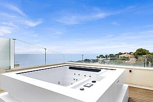 Jacuzzi with sea views