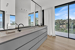 Bathroom suite master bedroom