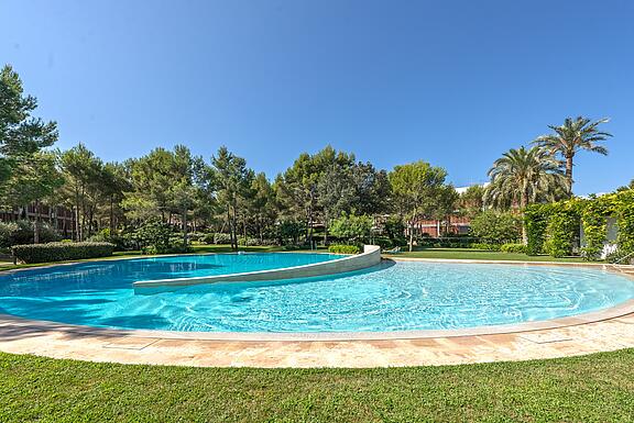 Gran piscina comunitaria ático en Bendinat Mallorca