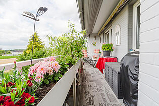 Teilüberdachter Balkon mit Markise