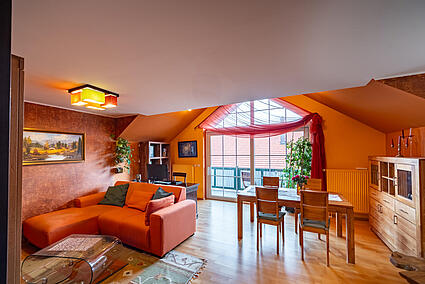 Wohnzimmer mit Zugang zum Südbalkon