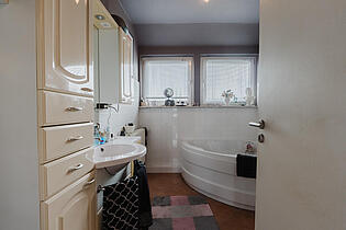 Badezimmer mit Eckbadewanne und...