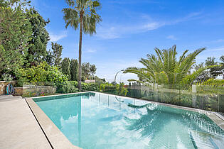 Swimming pool with sea views