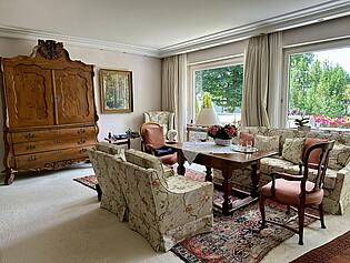 großräumiges Wohnzimmer
